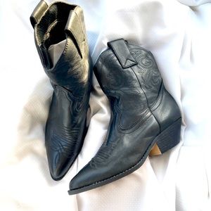 Traditions brand faux leather black ankle cowgirl boots 7.5